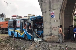 Hải Dương: Xe khách đâm vào trụ cầu vượt quốc lộ, 12 người bị thương