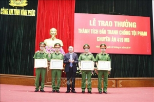Vĩnh Phúc: Chủ tịch UBND tỉnh khen thưởng tập thể, cá nhân triệt phá đường dây mua bán ma tuý tổng hợp