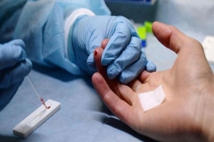 Nhiều người bị kẻ lạ đâm phải nhập viện điều trị phơi nhiễm HIV