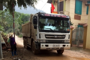 Cẩm Thủy (Thanh Hóa): Xe quá tải hoành hành, tuyến đường trung tâm xã Cẩm Thành bị “băm nát”