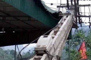 Nghệ An: Lốc xoáy kèm mưa lớn khiến 16 nhà dân bị tốc mái