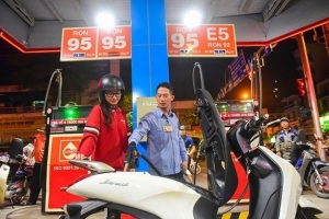 Giá xăng chính thức tăng hơn 1.000 đồng/lít