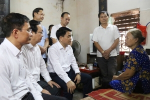 Chủ tịch UBND TP. Hà Nội thăm hỏi gia đình nữ công nhân tử vong sau vụ tai nạn tại đường Láng