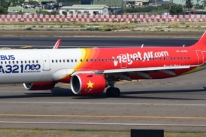 Máy bay Vietjet gặp sự cố bong hỏng tấm ốp cánh trái
