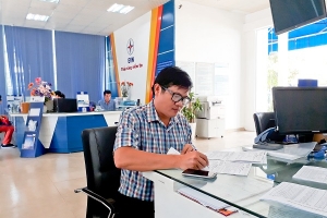 EVNNPC hướng tới không sử dụng tiền mặt trong thanh toán tiền điện