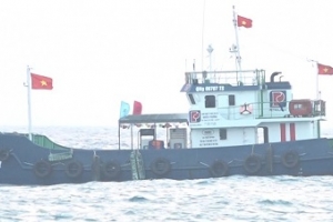 Tàu vỏ thép Tiên Tri 07 vận chuyển 60.000 lít xăng ra đảo Lý Sơn phục vụ dịp lễ 30/4 - 1/5