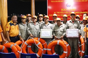 Đà Nẵng: Cứu 16 ngư dân bị nạn ở biển Hoàng Sa về đất liền