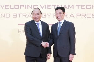 Thủ tướng tham quan triển lãm, dự diễn đàn phát triển DN công nghệ Việt Nam