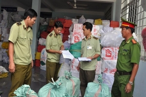 Tạm giữ 4.200 đôi dép nhựa các loại tại Hưng Yên