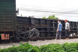 Tàu hỏa lật một toa ở Nam Định, đường sắt Bắc-Nam lại tê liệt