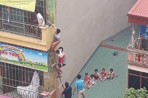 Hà Nội: Cháy trường mầm non, người dân bắc thang giải cứu hàng chục trẻ nhỏ