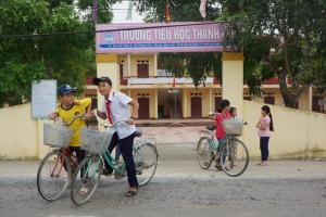 Thầy giáo lên lớp không giảng bài, chỉ nghịch điện thoại: Xem xét kiểm điểm ban giám hiệu
