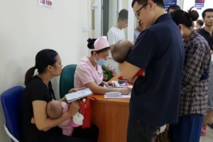 Hà Nội: Hàng nghìn phụ huynh vật vờ tại Trung tâm tiêm chủng 131 Lò Đúc chờ tiêm văcxin cho con