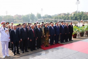 Lãnh đạo Đảng, Nhà nước đặt vòng hoa và vào Lăng viếng Bác