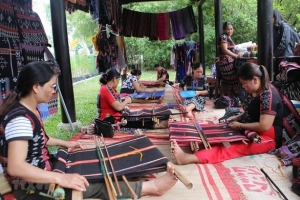 Sử dụng sản phẩm làng nghề truyền thống làm quà tặng ngoại giao