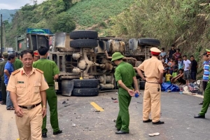 Quảng Trị: Xe máy đối đầu xe tải, 1 người tử vong, tắc đường kinh hoàng trên Quốc lộ 9