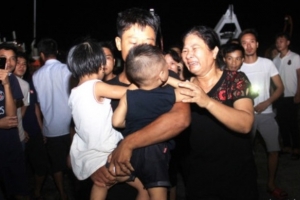Vụ ngư dân Nghệ An gặp nạn trên biển: Xúc động giây phút 7 thuyền viên đoàn tụ cùng gia đình