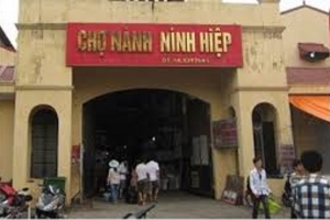 Gia Lâm: Buộc tiêu hủy hàng tỷ đồng “Hàng LV, Chanel” bán theo cân tại chợ Ninh Hiệp