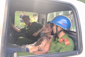 Đà Nẵng: Công an dùng hơi cay khống chế đối tượng cố thủ trong ô tô