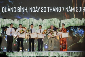 Trao bằng kỷ lục “Hang động có hệ thống thạch nhũ, măng đá độc đáo và tráng lệ nhất châu Á”