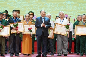 Những tấm gương sáng lay động lòng người, thôi thúc chúng ta