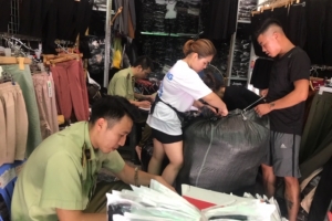 Hà Nội: Thu giữ hàng nghìn sản phẩm quần áo giả mạo nhãn hiệu