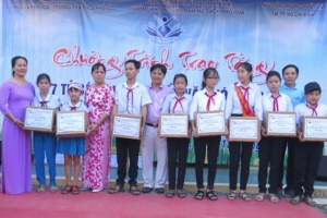 Quảng Ngãi: Tặng 111 thùng sách và 85 suất học bổng cho học sinh nghèo