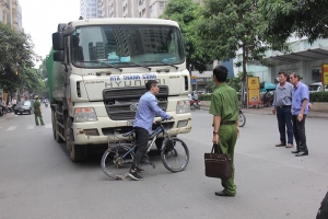 Hà Nội: Xe chở rác “tung hoành” vào giờ cấm đâm tử vong nam học sinh