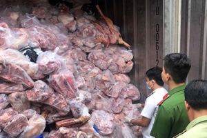 Bình Dương: Phát hiện 3 container chứa thịt lợn bốc mùi hôi thối