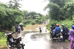 Mưa lớn, nhiều tuyến đường ở Quảng Bình và Quảng Trị bị chia cắt