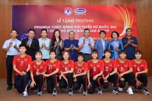 Vinamilk trao thưởng chúc mừng đội tuyển bóng đá nữ quốc gia vô địch Đông Nam Á 2019
