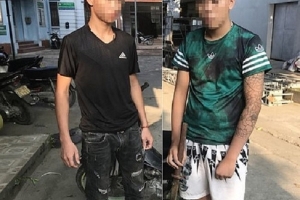 Hà Nội: Bắt giữ hai đối tượng không đội mũ bảo hiểm cầm kiếm lưu thông trên đường