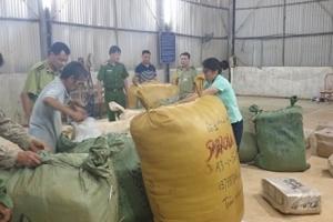 Lạng Sơn: Thu giữ lượng lớn quần áo may sẵn, ba lô học sinh do Trung Quốc sản xuất