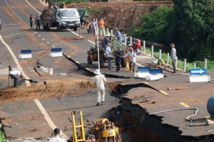 Thành lập Tổ điều tra sự cố đường 250 tỷ chưa nghiệm thu đã hư hỏng