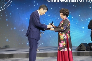 Khoảnh khắc doạnh nhân Việt nhận giải ‘Nữ doanh nhân Quyền lực Đông Nam Á’