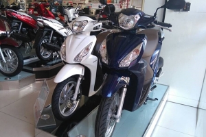 Xe máy đồng loạt tăng giá