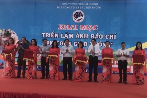 Hải Phòng: Khai mạc triển lãm ảnh báo chí 'An toàn giao thông'