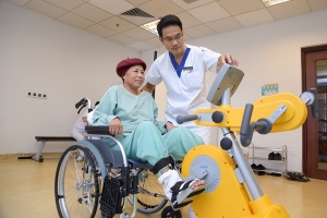 Hạnh phúc tập đi ở tuổi… 62