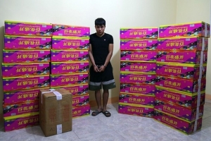 Bắt quả tang đối tượng mang gần nửa tấn pháo đi tiêu thụ
