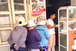 Đà Nẵng: Chàng trai 9x mồ côi mở tiệm bánh mỳ 0 đồng cho người nghèo.
