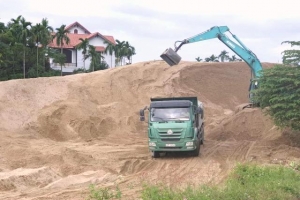 Quảng Nam: “Núi cát” khổng lồ trái phép cách UBND xã 300m chính quyền không biết?