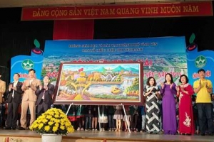 Vĩnh Phúc: Bức tranh do 120 giáo viên, học sinh vẽ được trao tặng tới UBND TP Vĩnh Yên