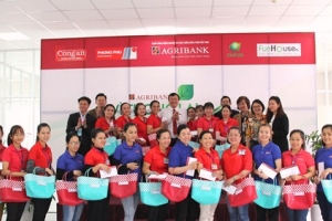 Agribank miền Trung: Tặng 1.000 giỏ xách đi chợ cho nữ công nhân