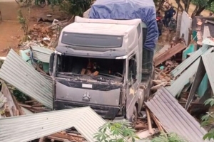 Xe đầu kéo tông sập nhà dân, vợ chồng chủ nhà nằm dưới gầm xe