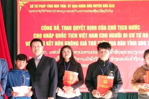 Kon Tum: Trao quốc tịch Việt Nam cho 15 người dân di cư tự do