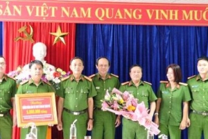 Đà Nẵng: Khen thưởng chuyên án RL20 thu giữ hơn 4500 chai rượu lậu trị giá 7 tỷ đồng