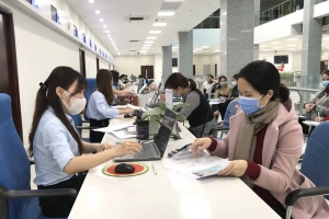 Thực hiện đeo khẩu trang tại trung tâm hành chính công
