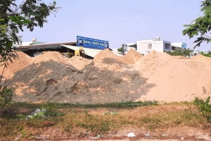 P. Hòa Minh, Q. Liên Chiểu (Đà Nẵng): Núi cát "khổng lồ" án ngữ cạnh khu dân cư