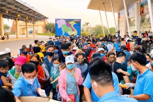 Quảng Trị: Cửa khẩu quốc tế Lao Bảo số lượng người Việt về nước tăng đột biến