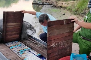 Ngụy trang thành thuyền đánh cá chở 15.000 gói thuốc lá lậu